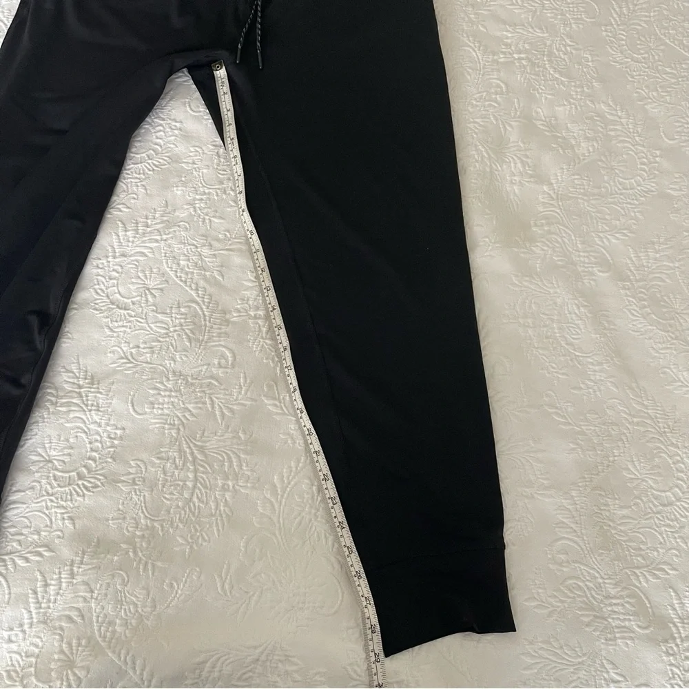 Kirkland Black Jogger Sweatpants. Like new. zippered pockets. Size XL